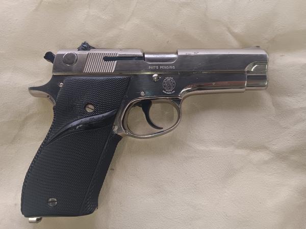 USED S+W 39-2 NIK 9MM 4.5 INCH BBL 8 SHOT NICKEL -   NOT LEGAL FOR SALE IN CA
